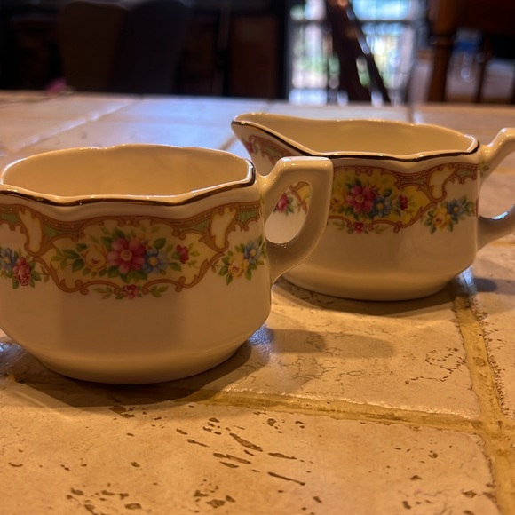 Vintage Sugar & Creamer, USA Pottery, White Floral w/Gold Trim. - Picture 1 of 4